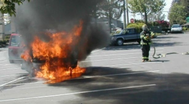 Ι.Χ. τυλίχτηκε στις φλόγες εν κινήσει