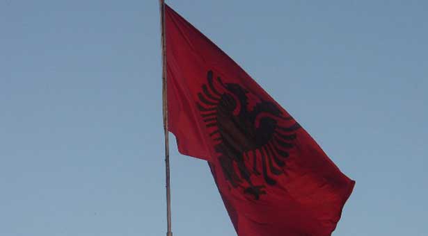Αλβανικές σημαίες σε σκοπιανό έδαφος