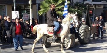 Ηράκλειο: Με άλογα και τρακτέρ στην πορεία διαμαρτυρίας