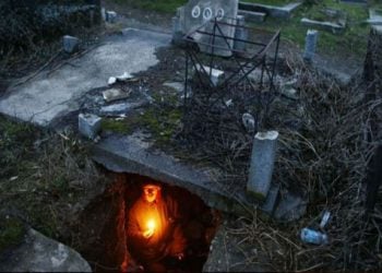 Άστεγος ζει μέσα σε τάφο