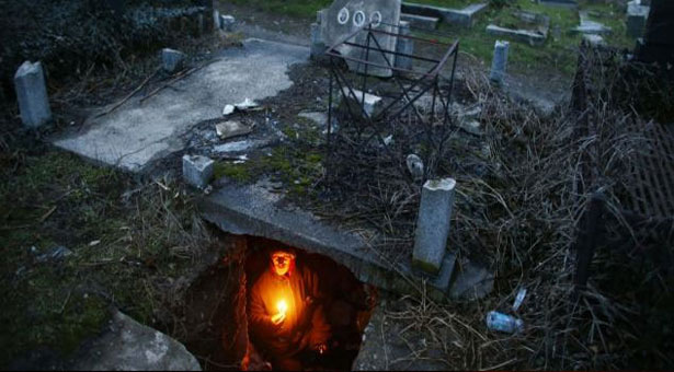 Άστεγος ζει μέσα σε τάφο