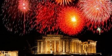 Οι Αθηναίοι υποδέχονται το 2013 στη σκιά της Ακρόπολης
