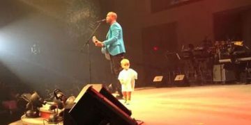 Μωρό σε συναυλία κλέβει την παράσταση από τον μπαμπά του