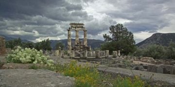 Παρνασσός και Δελφοί στα δέκα πιο ιερά μέρη του πλανήτη