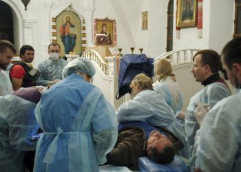 Συγκλονιστικές εικόνες σε Ναό του Κιέβου που μετατράπηκε σε χειρουργείο
