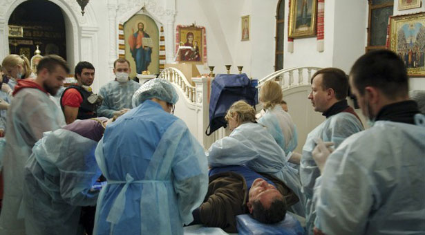 Συγκλονιστικές εικόνες σε Ναό του Κιέβου που μετατράπηκε σε χειρουργείο
