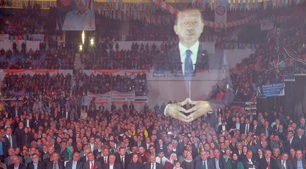 3D εμφανίστηκε ο Ερντογάν σε ομιλία του στη Σμύρνη!