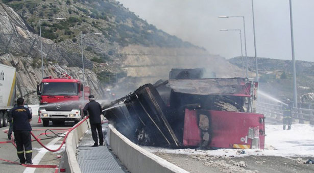 Κλειστή η εθνική Αθηνών - Λαμίας από φωτιά σε βυτιοφόρο