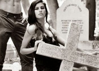 Τούρκοι ζητούν συγνώμη για την φωτογράφιση πάνω σε τάφους Ελληνοκυπρίων!
