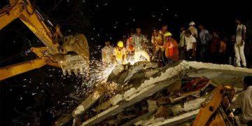 Ινδία: Δεκάδες νεκροί από κατάρρευση πολυκατοικίας