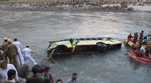 21 νεκροί από πτώση λεωφορείου στην Ινδία