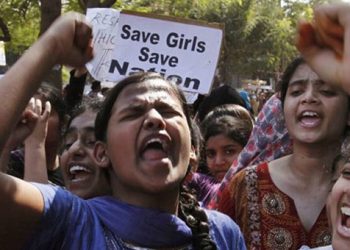 Σοκ: Βίασαν και έκαψαν ζωντανή 13χρονη στην Ινδία!