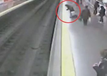 Βίντεο: Γυναίκα πέφτει στις γραμμές του Μετρό