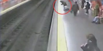 Βίντεο: Γυναίκα πέφτει στις γραμμές του Μετρό
