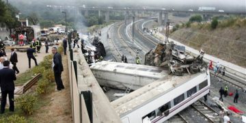 Τραγωδία με εκτροχιασμό τρένου στην Ισπανία, δεκάδες νεκροί