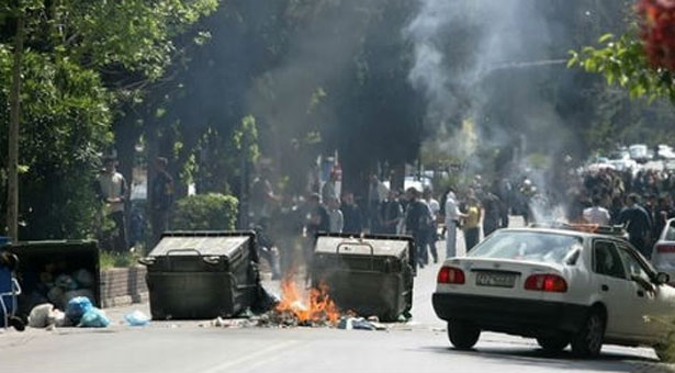 Σοβαρά επεισόδια στο Μενίδι με φωτιές σε κάδους