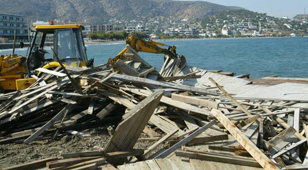 Εντάσεις για κατεδαφίσεις αυθαιρέτων στην Κρήτη