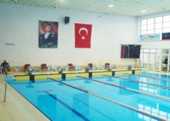 Ελληνόπουλα κολυμπούν υπό το βλέμμα του Μουσταφά Κεμάλ