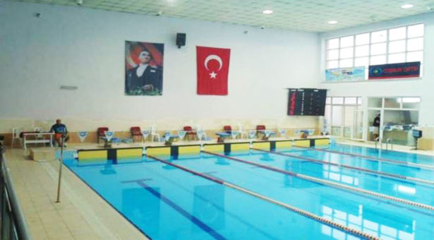 Ελληνόπουλα κολυμπούν υπό το βλέμμα του Μουσταφά Κεμάλ