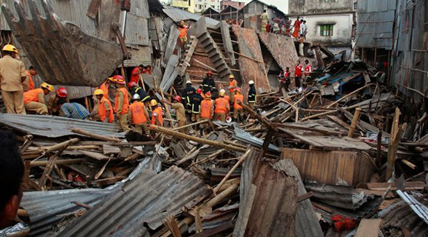 Εκατοντάδες οι νεκροί από κατάρρευση κτιρίου στο Μπαγκλαντές