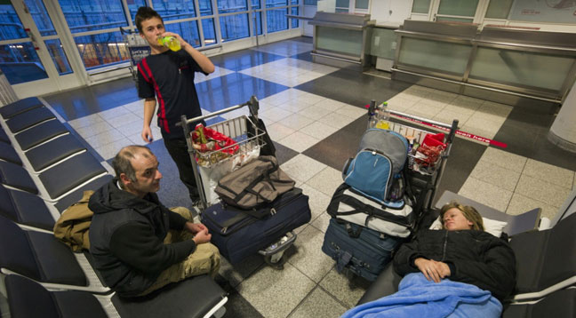 Οικογένεια ελλήνων ζούσε 6 μήνες σε αεροδρόμιο