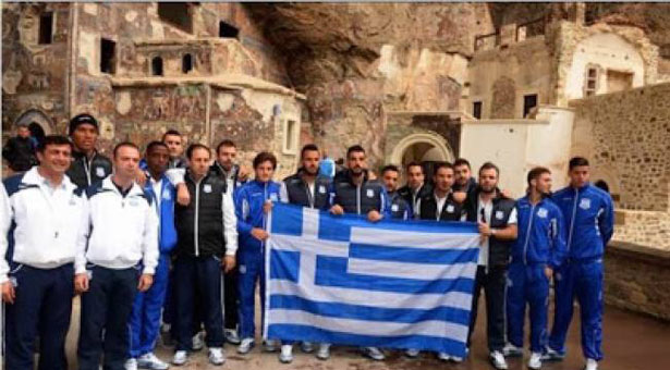 Ελληνοκυπριακή ομάδα ξεδίπλωσε την ελληνική σημαία στην Παναγία Σουμελά!