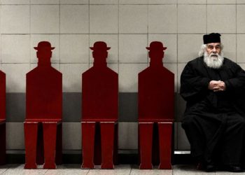 Guardian: Ο Έλληνας παπάς στο μετρό!