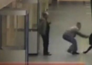 Αστυνομικός σώζει επιβάτη στις γραμμές του τρένου. Συγκλονιστικό βίντεο