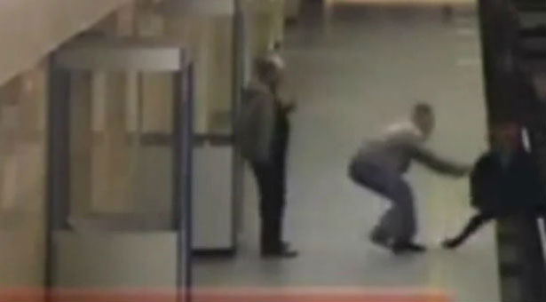Αστυνομικός σώζει επιβάτη στις γραμμές του τρένου. Συγκλονιστικό βίντεο