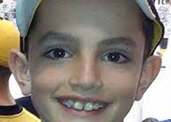 Φωτογραφία σοκ: O 8χρονος με τον βομβιστή δολοφόνο του