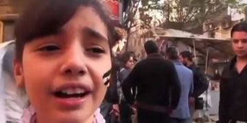 Βίντεο: Βόμβα διακόπτει το τραγούδι κοριτσιού