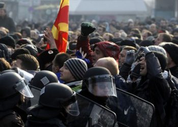 Σκόπια: Συγκρούσεις εντός και εκτός βουλής