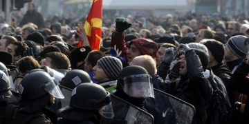 Σκόπια: Συγκρούσεις εντός και εκτός βουλής