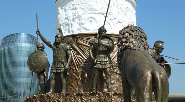 Τα Σκόπια γέμισαν αγάλματα