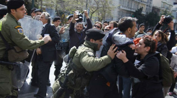 Ένταση στη μαθητική παρέλαση στο Σύνταγμα