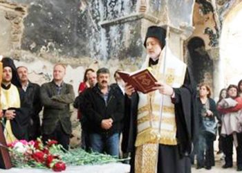 Συγκινητικές στιγμές στο ναό των Ταξιαρχών στην Κωνσταντινούπολη