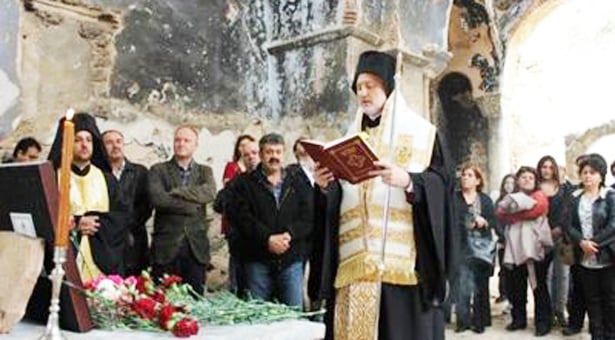 Συγκινητικές στιγμές στο ναό των Ταξιαρχών στην Κωνσταντινούπολη