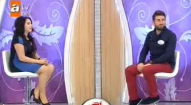 Δείτε τι έπαθε μια Τουρκάλα που βγήκε με κοντή φούστα στην τηλεόραση!