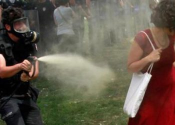 Η διαδηλώτρια με το κόκκινο φόρεμα σπάει τη σιωπή της