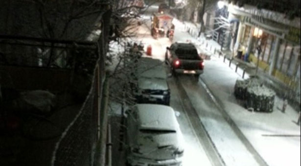 Βίντεο: Πυκνή χιονόπτωση στην Κρήτη