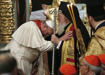 Η υπόκλιση του Πάπα στον Οικουμενικό Πατριάρχη