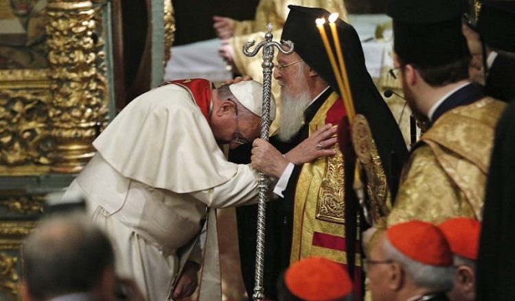 Η υπόκλιση του Πάπα στον Οικουμενικό Πατριάρχη