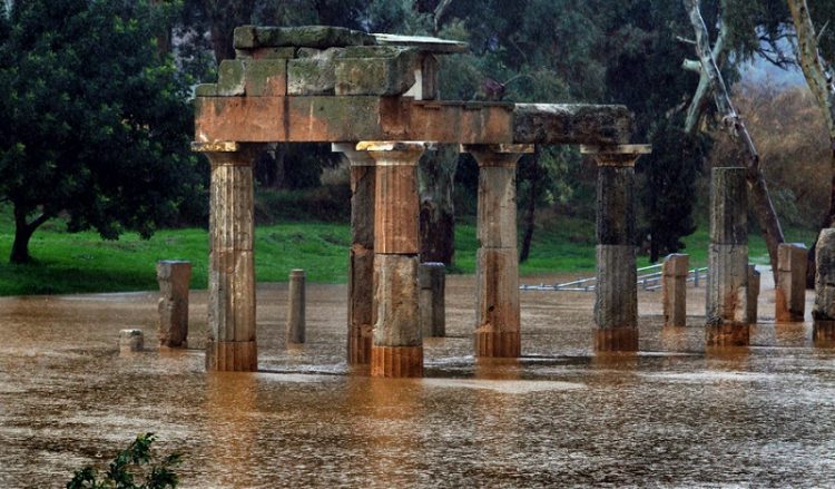 Η βροχή έπνιξε το ναό της Αρτέμιδας στη Βραυρώνα (φωτο)