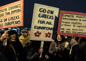 Φωτορεπορτάζ: Τα μηνύματα των Ελλήνων στους υπουργούς του Eurogroup