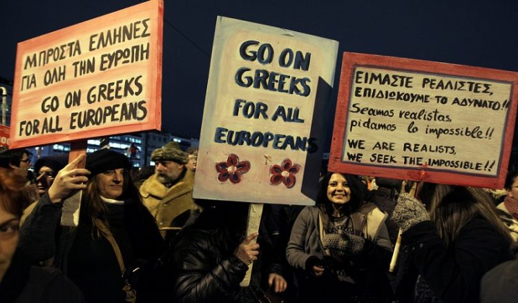 Φωτορεπορτάζ: Τα μηνύματα των Ελλήνων στους υπουργούς του Eurogroup