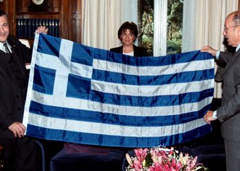Η ελληνική σημαία που ταξίδεψε στο Διάστημα μαζί με τον Θεόδωρο Γιουρτσίχιν-Γραμματικόπουλο (φωτ.: αρχείο ΑΠΕ-ΜΠΕ)