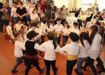 Μάγεψαν οι μικροί χορευτές στην πίτα του Συλλόγου «Μνήμες Προσφύγων» (φωτο)