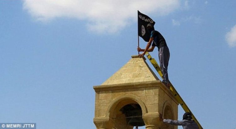 Τζιχαντιστές βγάζουν τους σταυρούς από χριστιανικές εκκλησίες στο Ιράκ