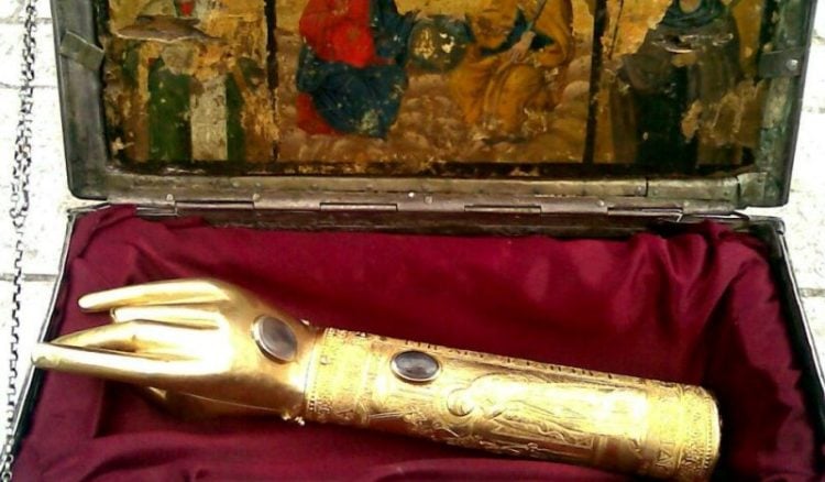 Συνελήφθη ο ιερόσυλος που είχε κλέψει τη χείρα του Αγίου Πολυκάρπου στη Ναύπακτο