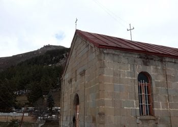Παπάς φέρεται να κοινώνησε πιστούς σε εκκλησία στο Κουκάκι – Τι λέει η Αρχιεπισκοπή Αθηνών